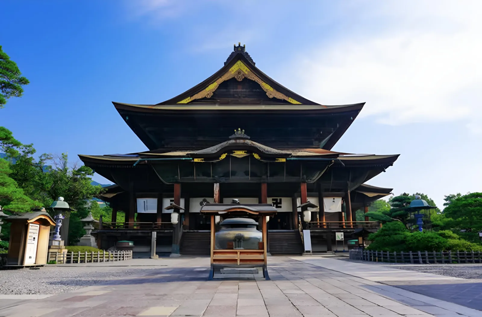 The main hall of Zenko-ji temple under a clear sky